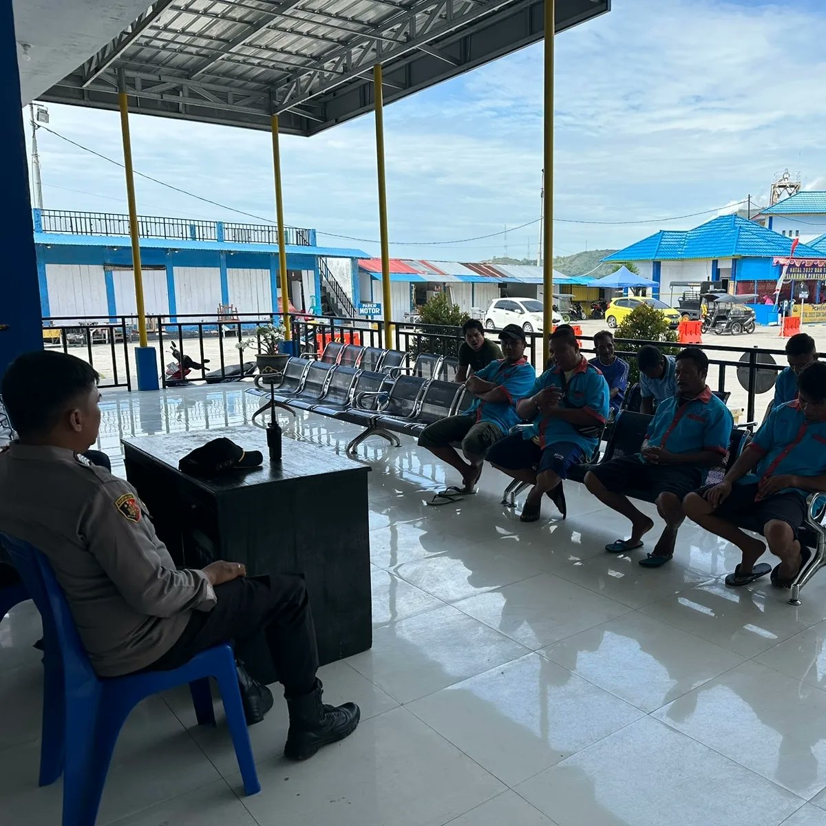 polsekkpg's tweet photo. Kapolsek kawasan pelabuhan gorontalo bersama anggota melaksanakan kegiatan di pelabuhan penyeberangan gorontalo mendengar curhatan dari para buruh tentang permasalahan yang terjadi di pelabuhan penyeberangan gorontalo serta mencari solusinya https://t.co/83jNWru8ZO