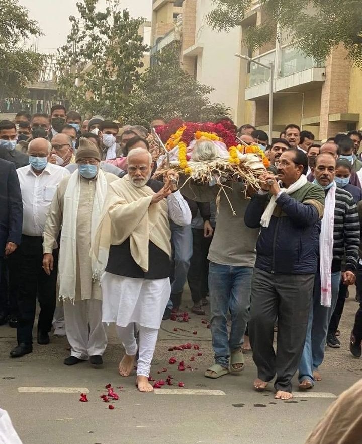 Drmuscular's tweet photo. नैनं छिन्दन्ति शस्त्राणि नैनं दहति पावकः । न चैनं क्लेदयन्त्यापो न शोषयति मारुतः ।।

भक्ति, तपस्या और कर्म की त्रिवेणी, मा० प्रधानमंत्री श्री नरेंद्र मोदी जी जैसे महान व्यक्तित्व को गढ़ने वाली माँ हीराबेन जी के चरणों में अंतिम प्रणाम करता हूँ।
 ॐ शान्ति !
@PMOIndia @narendramodi https://t.co/merbxEGn5X