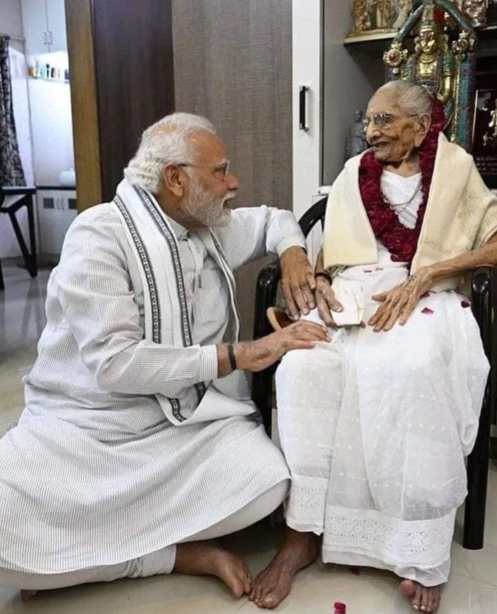 Drmuscular's tweet photo. नैनं छिन्दन्ति शस्त्राणि नैनं दहति पावकः । न चैनं क्लेदयन्त्यापो न शोषयति मारुतः ।।

भक्ति, तपस्या और कर्म की त्रिवेणी, मा० प्रधानमंत्री श्री नरेंद्र मोदी जी जैसे महान व्यक्तित्व को गढ़ने वाली माँ हीराबेन जी के चरणों में अंतिम प्रणाम करता हूँ।
 ॐ शान्ति !
@PMOIndia @narendramodi https://t.co/merbxEGn5X