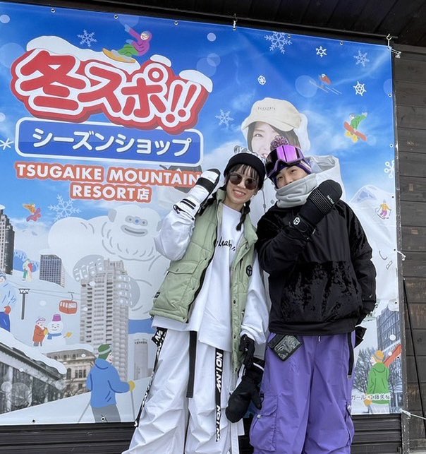 WSF_DonFun's tweet photo. 冬スポ!!つがいけマウンテンリゾート店🏠より
最新トレンドでばっちり決まったお洒落なカップルさんが人気急上昇中のTaoTechのグローブとヘアバンドを購入しくれました〜♡
思わずパシャリ📷💥
#冬スポ
#冬スポショップ
#つがいけマウンテンリゾート
#taotech #タオテック
#スキー #スノーボード https://t.co/kTUOfLsFNB
