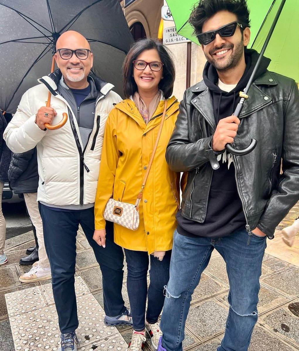 StanningKartik's tweet photo. #Fanception ❤
Global Superstar Kartik Aaryan's Fan Moments in Paris 🥺❤
@TheAaryanKartik #KartikAaryan https://t.co/SVxrRMZJi5