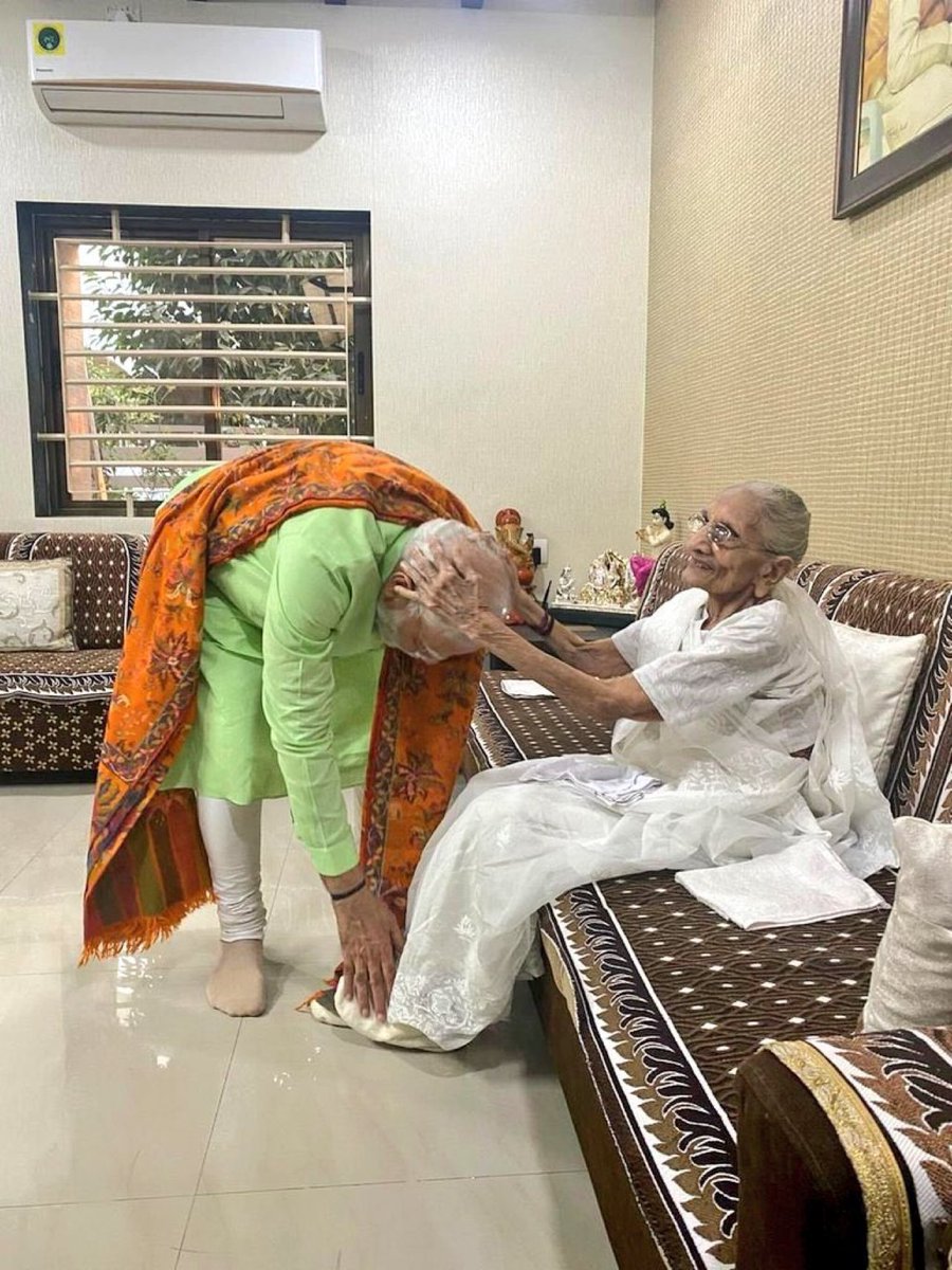 SahuSubhagy's tweet photo. माँ की उम्र कितनी भी हो, उसे खोना अपनी आत्मा के एक हिस्से को खोने जैसा है। मैं श्री @narendramodi जी के प्रति गहरी संवेदना व्यक्त करता हूं। ॐ शांति 🙏🏽 
@PMOIndia https://t.co/UUPfmt7K4K