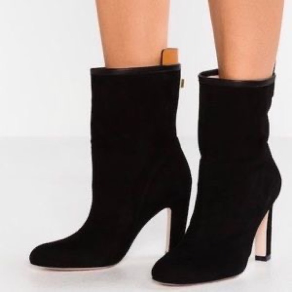 firstlady1026's tweet photo. So good I had to share! Check out all the items I'm loving on @Poshmarkapp #poshmark #fashion #style #shopmycloset #bongo #stuartweitzman #juicycouture: https://t.co/nnQpOD0lTG https://t.co/8kEShhqYmW