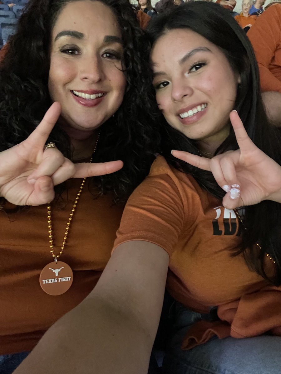 magalycramirez3's tweet photo. Let’s go Horns! ❤️🏈🤘🏼🐂 https://t.co/YB9lbywwod