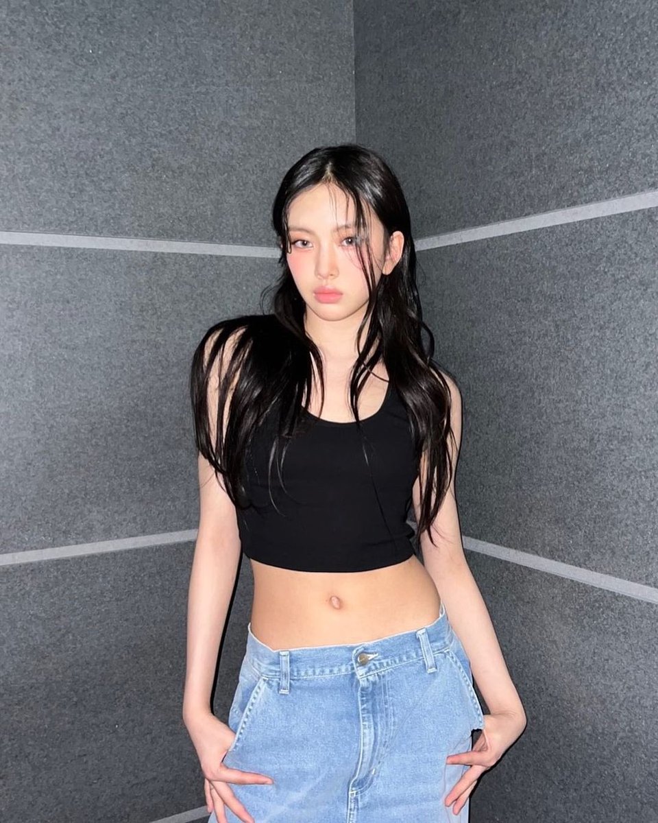 hannispic's tweet photo. gucci girl                     louis vuitton girl https://t.co/e2Kp9iCCl4