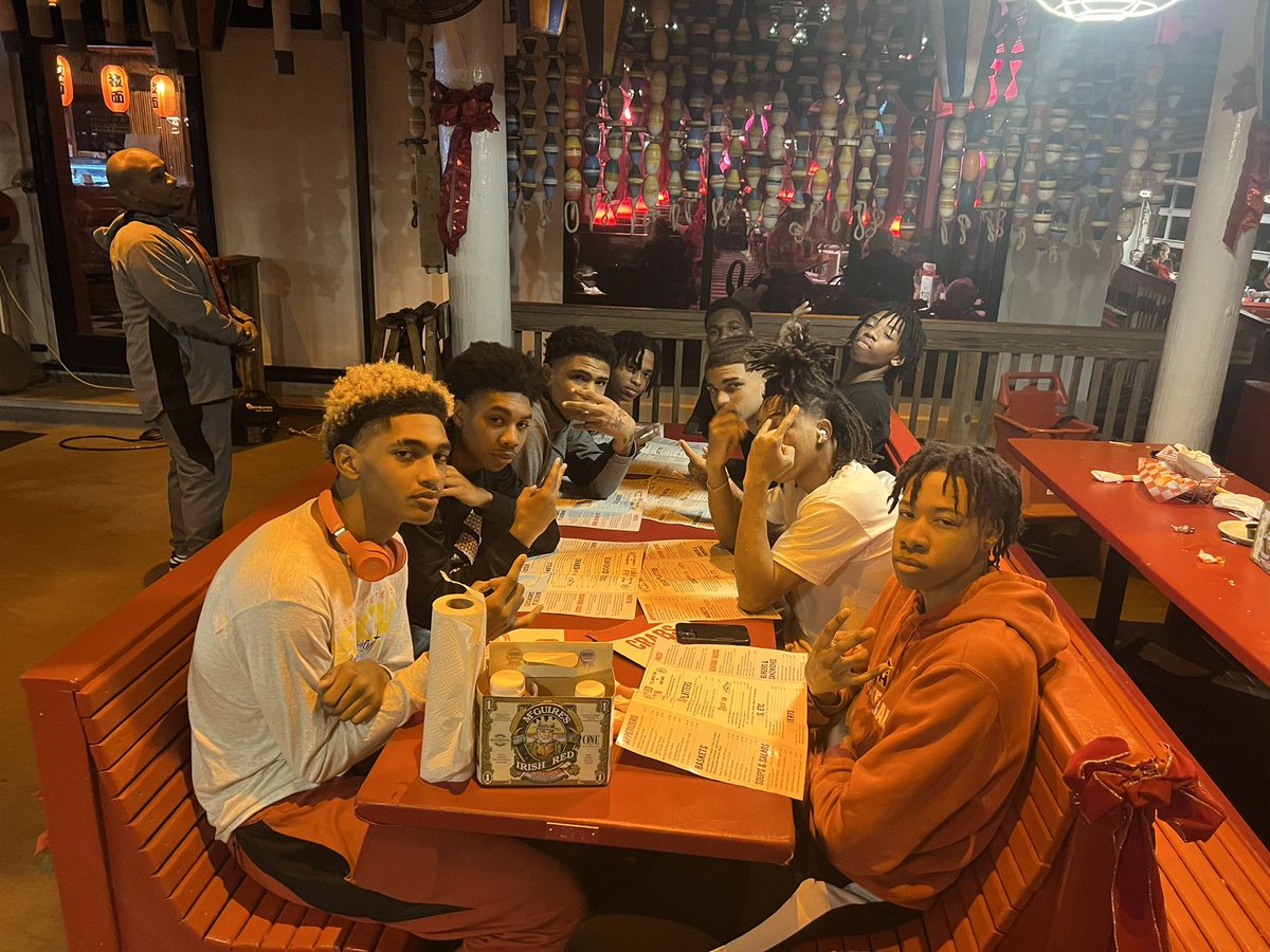 Last team meal in Pensacola 🏀🌴🦉#worthy <a href="/CoachCass5/">Ty Cass</a> <a href="/mbizzle513/">Mike Brown</a>