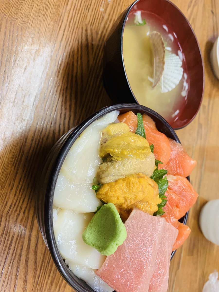 今日も朝から海鮮丼食ってお腹いっぱいでございます