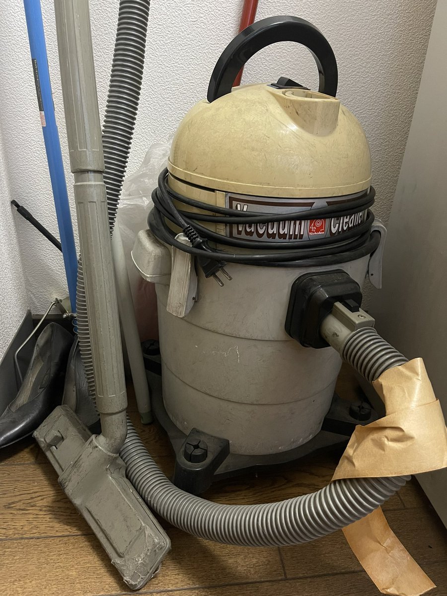 TLEATACStaff's tweet photo. R2d2みたいな掃除機
#新米牧師ヨハネ　#スタッフの日常 https://t.co/Iiooa6CCQ0
