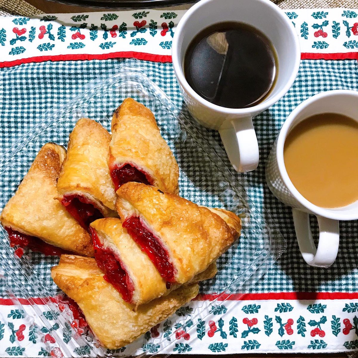 foodamnph's tweet photo. Good morning MNL!
US grade cherry turnover with brewed coffee and latte.
Itadakimasu!
#DoughAndCo #cherryturnover #foodamnphilippines #foodamnph #foodamn #foodamnphilippinespastry #foodamnphilippinesglass https://t.co/UiKWlEEPXA