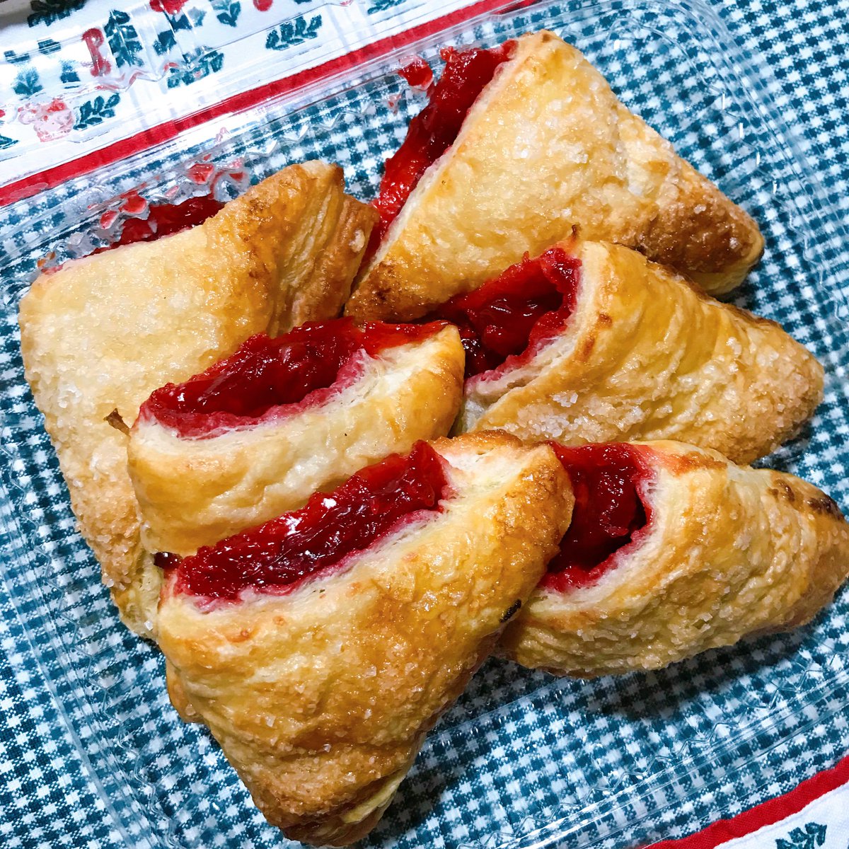 foodamnph's tweet photo. Good morning MNL!
US grade cherry turnover with brewed coffee and latte.
Itadakimasu!
#DoughAndCo #cherryturnover #foodamnphilippines #foodamnph #foodamn #foodamnphilippinespastry #foodamnphilippinesglass https://t.co/UiKWlEEPXA