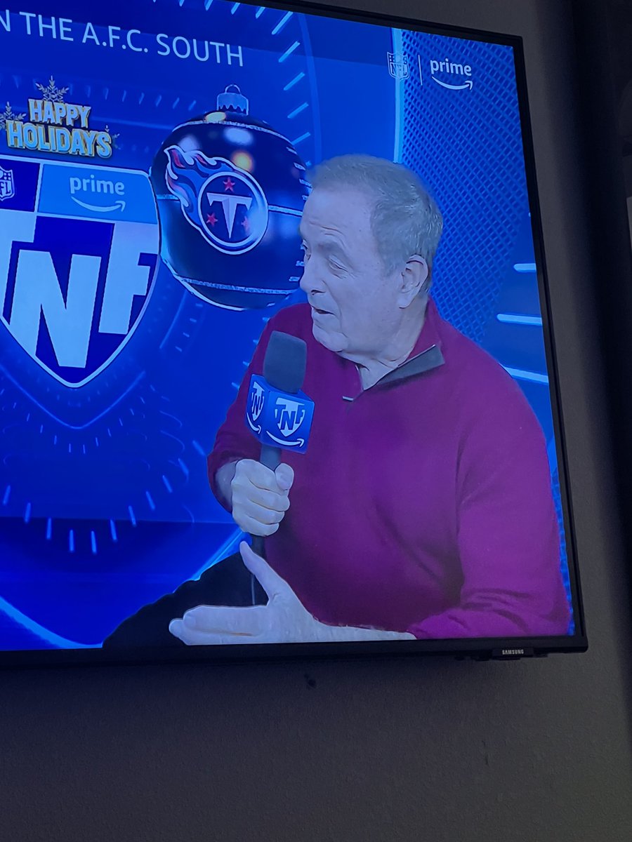 flemingl17's tweet photo. No tie and maybe not even an undershirt for Al Michaels. He’s thrown in the towel on this season. #TNFonAmazon #Gocowboys #cowboys https://t.co/r5J3OVVpTb