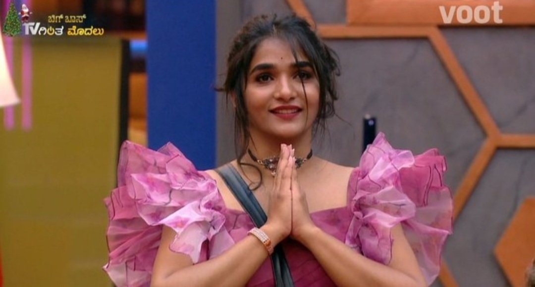 divyaurudugafc's tweet photo. Keep voting DU fam 
Last few hours, keep voting in large numbers.
#DuForWin 
#DivyaUruduga 
#BBK9 https://t.co/2Z1ywsIhFc