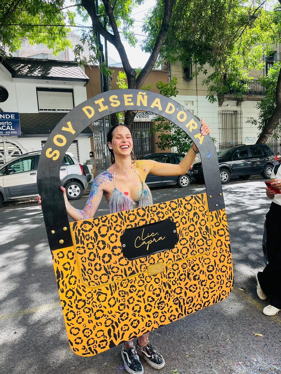 Cuando tenia 8 años escribí esta carta.. Desde chica soñé con ser diseñadora de indumentaria, siempre buscando hacerle ropa a las barbies o dibujando nuevos “diseños”.
Hace poco tiempo decidí tatuármela.
28/12/22 puedo decir que soy DISEÑADORA DE INDUMENTARIA🎓🙌✨