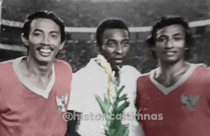 indosupporter's tweet photo. 21 Juni 1972

Pele bersama klubnya, Santos, menyambangi Indonesia dan ujicoba bersama Timnas Indonesia asuhan Pelatih Endang Witarsa di Std GBK.

Btw ada yang nonton langsung jaman ini? https://t.co/oVWfAHfiE7