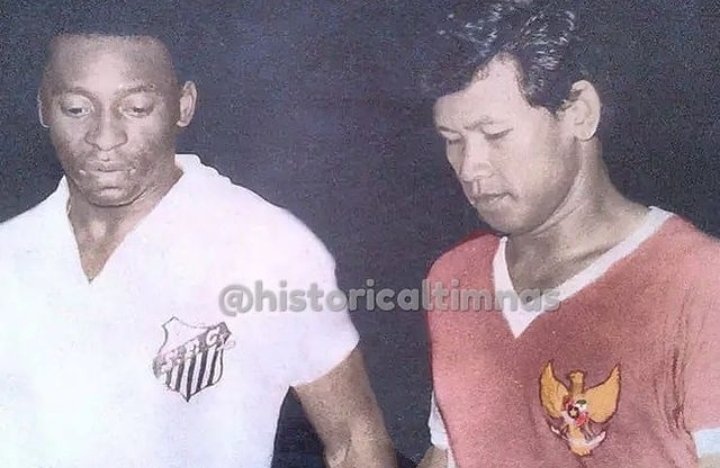 indosupporter's tweet photo. 21 Juni 1972

Pele bersama klubnya, Santos, menyambangi Indonesia dan ujicoba bersama Timnas Indonesia asuhan Pelatih Endang Witarsa di Std GBK.

Btw ada yang nonton langsung jaman ini? https://t.co/oVWfAHfiE7