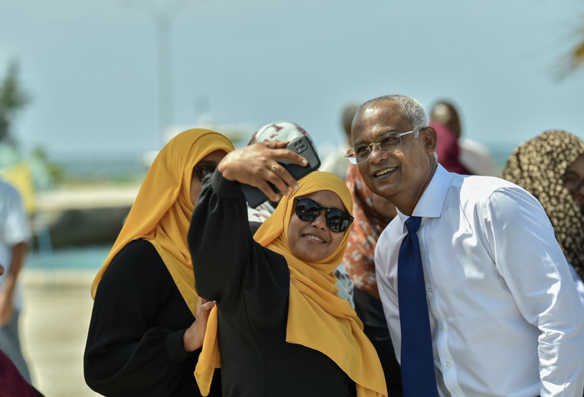 iburahimali's tweet photo. މި ފަހުގެ ތާރީހެއްގައި ދިވެހިންނަށް ލިބުނު، އެންމެ ކެއްތެރި، އެންމެ ހިކުމަތްތެރި، އެންމެ ހީވާގި، އަދި އެންމެ ހުލްގު ހެޔޮ ރަޢީސް އަކީ، ރައީސުލްޖުމްހޫރިއްޔާ އޮނަރަބަލް އަލްފާޞިލް އިބްރާހީމް މުހައްމަދު ސޯލިހް ކަމާއިމެދަކު އެއްވެސް ޝައްކެއް ނެތް #ibu2

#Heyoverikan
#Ibu2023 https://t.co/LbWN6FZ968