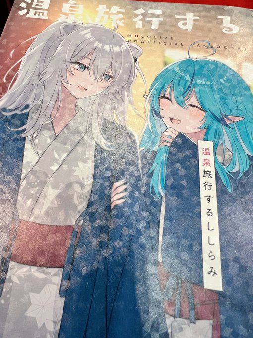 表紙はエンボスアラレで、漫画部分はクリーム色です(画像だとわかりづらい) 