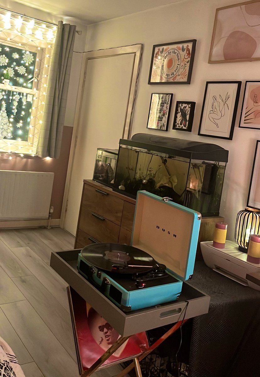 Moments like this are what I live for… The dog’s sleeping next to me, we have good music on and after a day of travelling from Manchester, I’ve come back to a house that me and my partner have worked hard to make a home💕 Cant wait for 2023, whatever it brings.