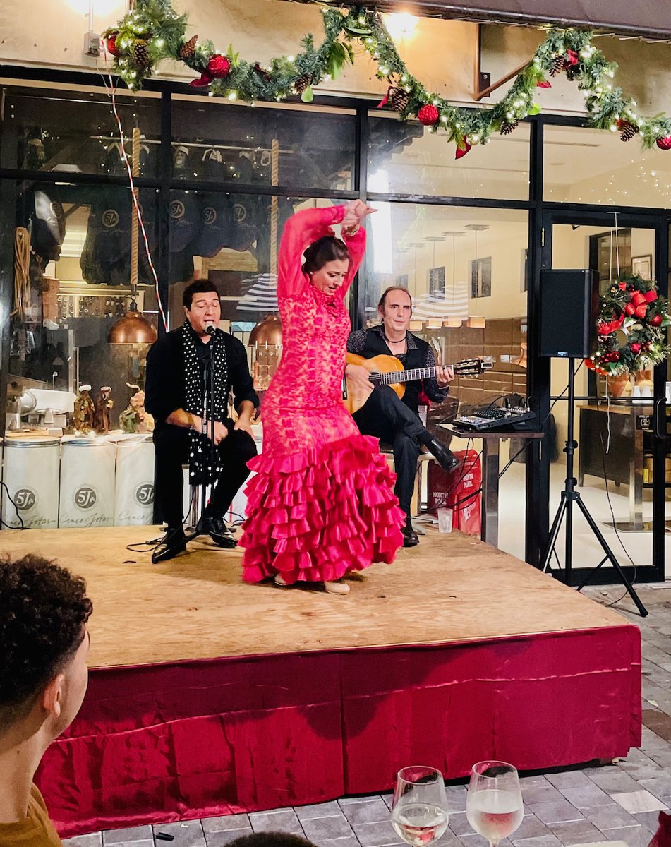 🎉 Bellmónt's NYE party will feature a 5 course Gala Dinner and an uplifting Flamenco Show outdoors. Have ready your 12 wishes for the new 2023 because we are eating 12 grapes at midnight!  mailchi.mp/bellmontrestau…