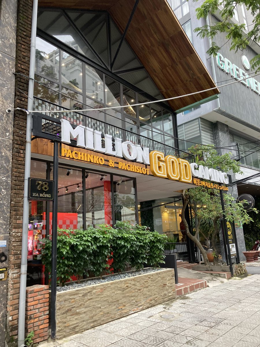 nyuhta's tweet photo. 今噂のお店に来てみました。年末はむあまあの混雑でした^ ^
#milliongodgaming #パチスロ https://t.co/hwMxIajZa4