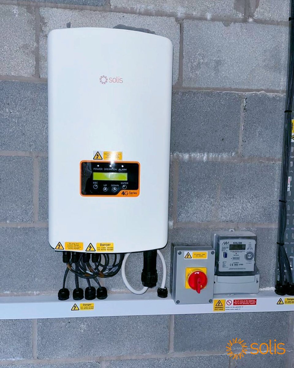 Solis_Inverters's tweet photo. #Soliscases in #UK Such a festive-looking installation. Investing in the #greenenergy is a creative solution to fit the home budget while improving comfort. The owner installed a Solis-3P10K inverter, the preferred equipment for residential. https://t.co/YtaTbEfFMO
