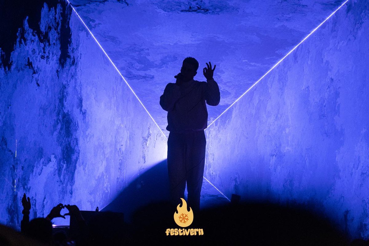 Festivern_info's tweet photo. La primera nit tranquil•leta, no? Bravo @zetak_org !❤️‍🔥

I bravo @Juliocebollaa i les seues fotos 👏🏼 https://t.co/XOEiRd5RTI
