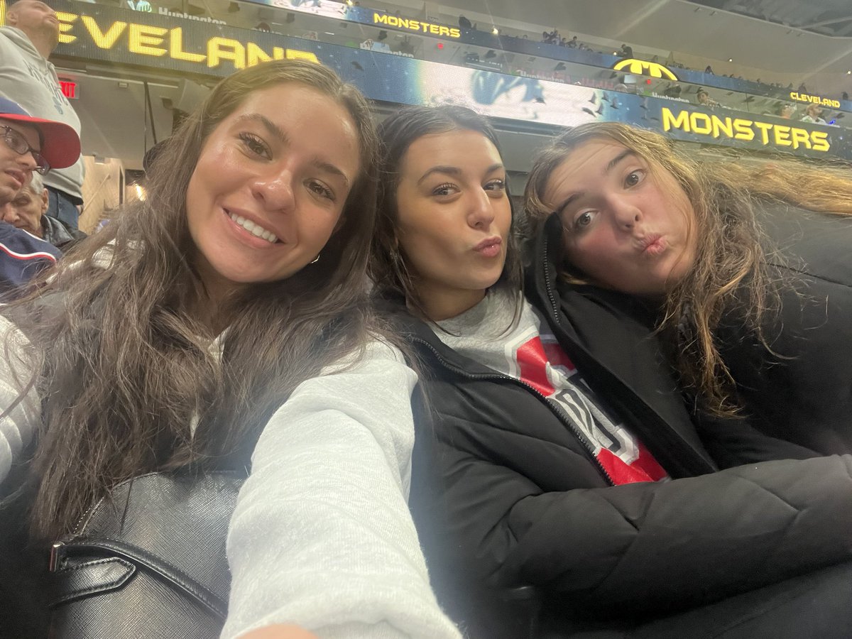 mariasmialek2's tweet photo. Go Monsters!! #LightTheLand #GoMonsters https://t.co/O8gGoYea6V