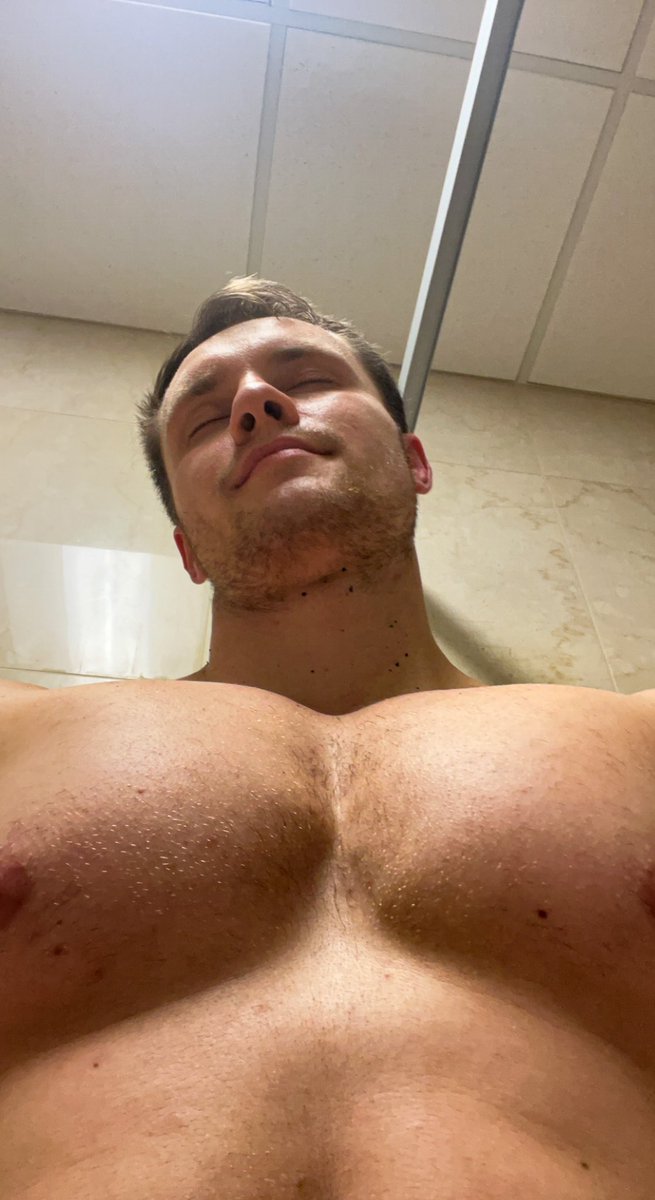 ljulee98's tweet image. This titty day is brought to you by the most expensive gym I’ve ever visited. Maybe I should come here more often? ;)