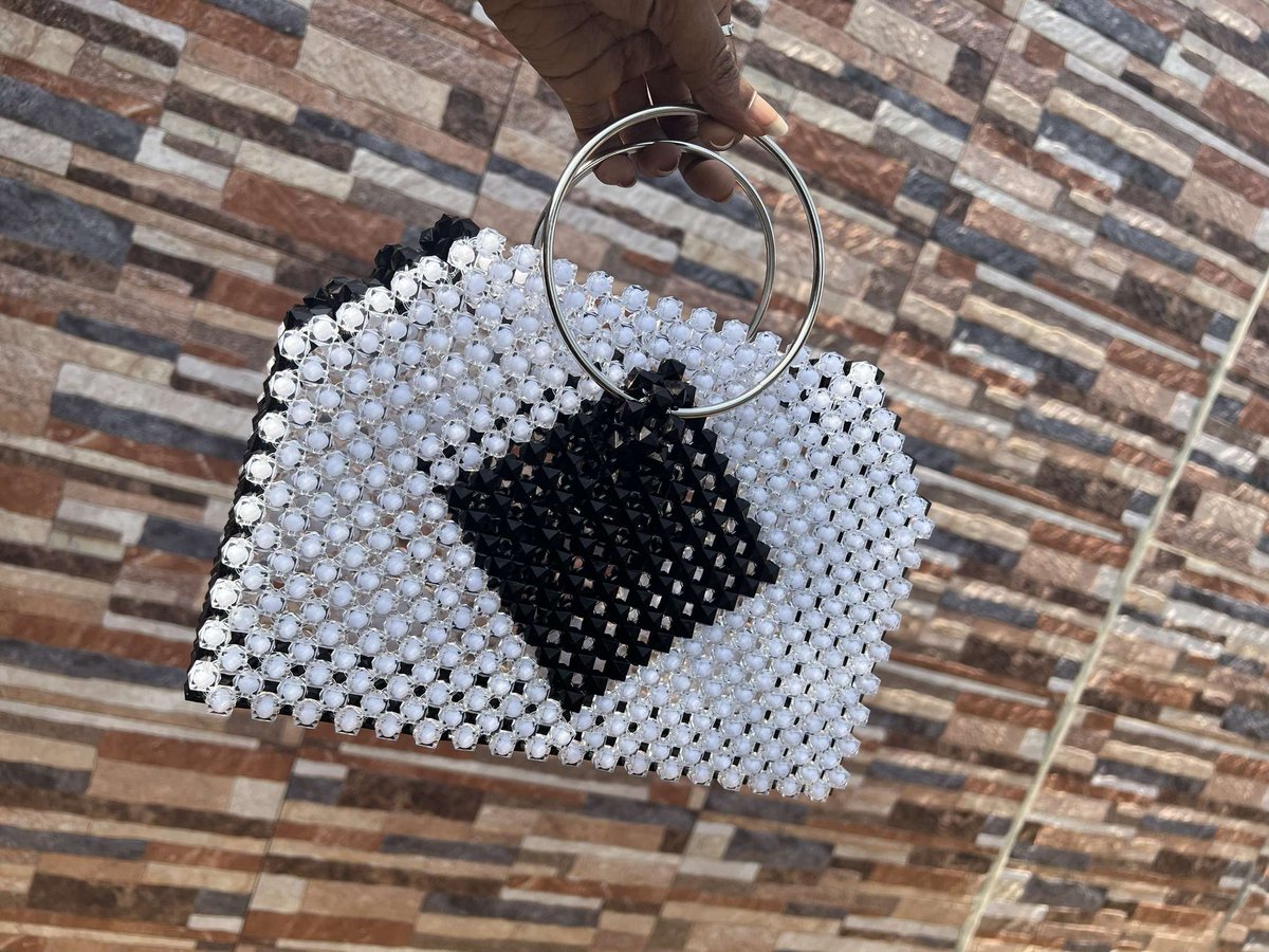 Kamen_Creates's tweet photo. Instead of 'New year, New me' how about you change it up and make it 'New year, New bag' from Kamen Creates. I mean a little tweak in your resolution won't hurt. 🤷‍♀️ 
Kindly help retweet!

#KamenCreates
#Periergeia
#beadedbag https://t.co/J1DHVHZvWB