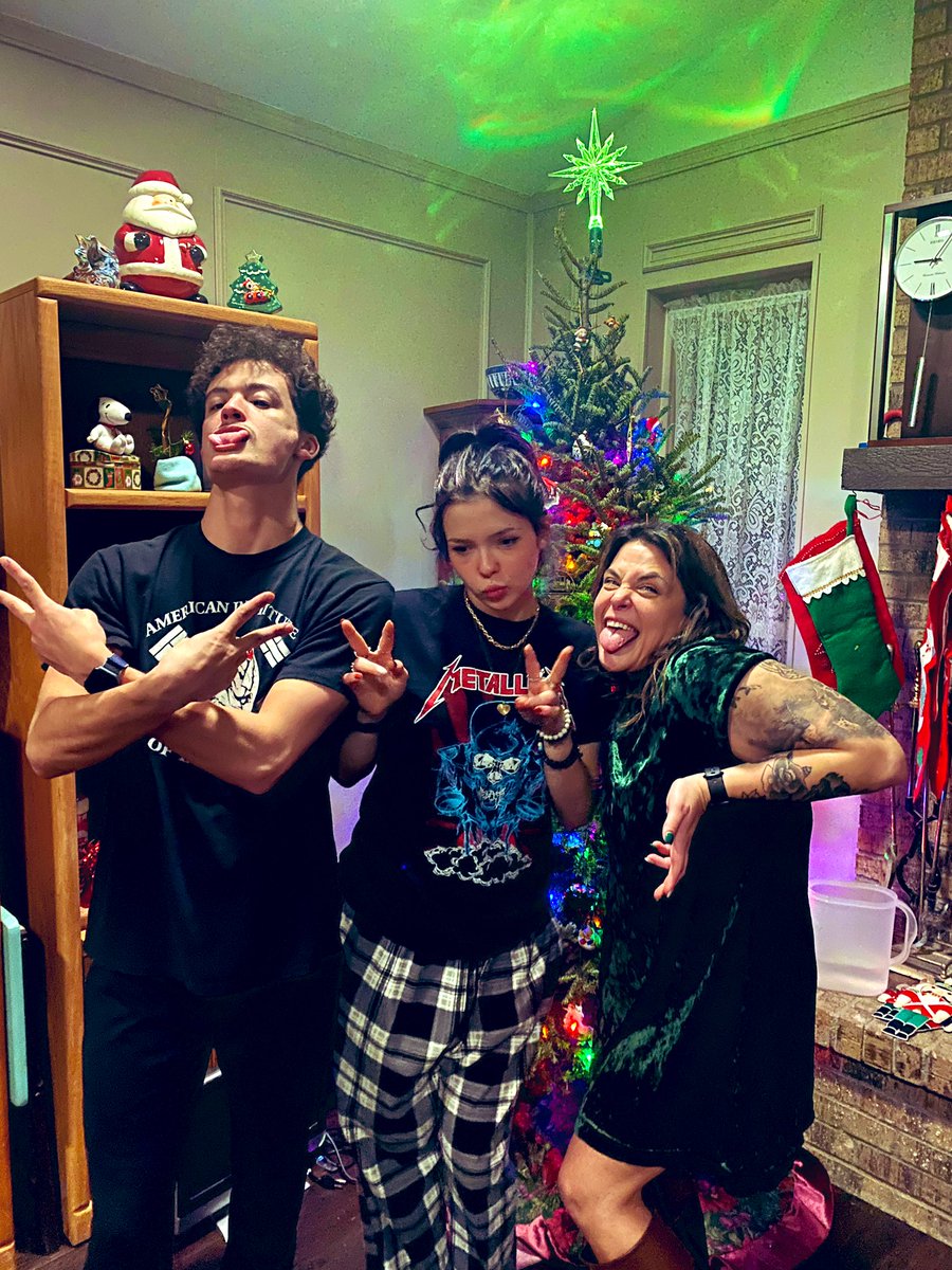 GETtheHand's tweet image. When our parents want to take a *nice picture* #bigsistermoves #Christmas2022 #FamilyMeeting