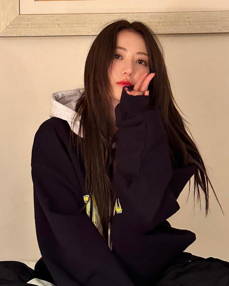 aster926582's tweet photo. Boyfriend vibes from Sakura 🤭😊🥰
LE SSERAFIM MIYAWAKI SAKURA 🌸💖🐱
#宮脇咲良 #사쿠라 #SAKURAA
https://t.co/QAzhZufvpv https://t.co/dsCrAbD1Yw