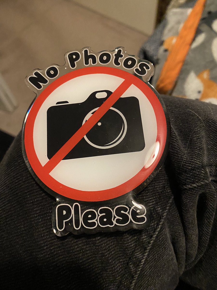 talonserena's tweet photo. Oh. Nice timing! Just got this in the mail today. Another straggler Christmas gift from @TimmCosplay that’s going to totally save my socially anxious butt at cons.

From @the_AnyaPanda’s shop! This badge is a godsend. :o

https://t.co/KjmVSjnBRw https://t.co/I6m3KQr26t
