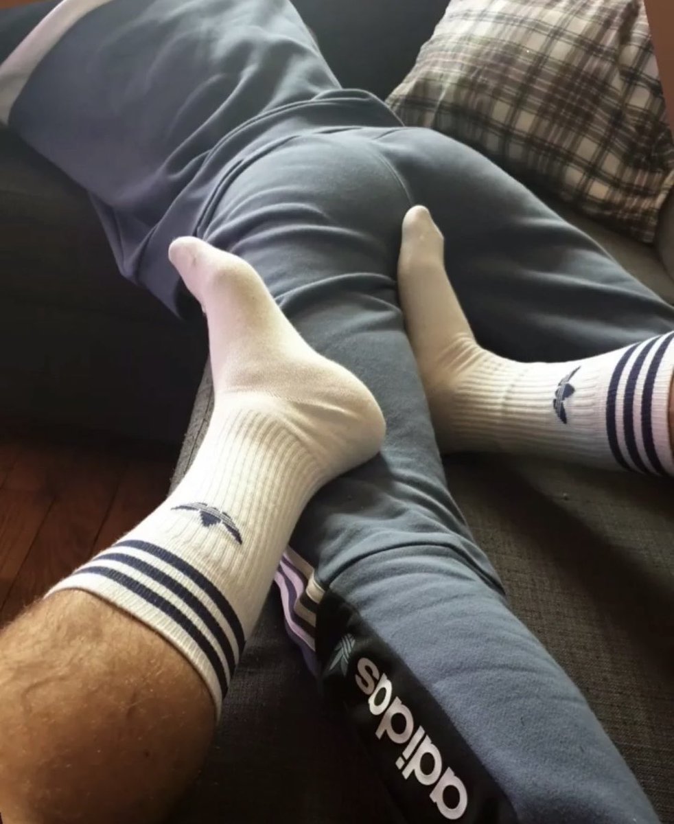 apostlockdownme's tweet photo. Who wants to be my new #cashslave ? #domiparis #footslaves  #cashfags #lespompeurs #maqueue #domtop #parisdomtop https://t.co/SqVweKYudb