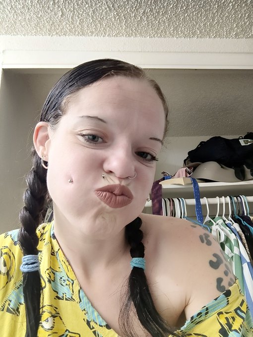 Feeling happy &amp; beautiful 😍 https://t.co/0pUzn3D00e