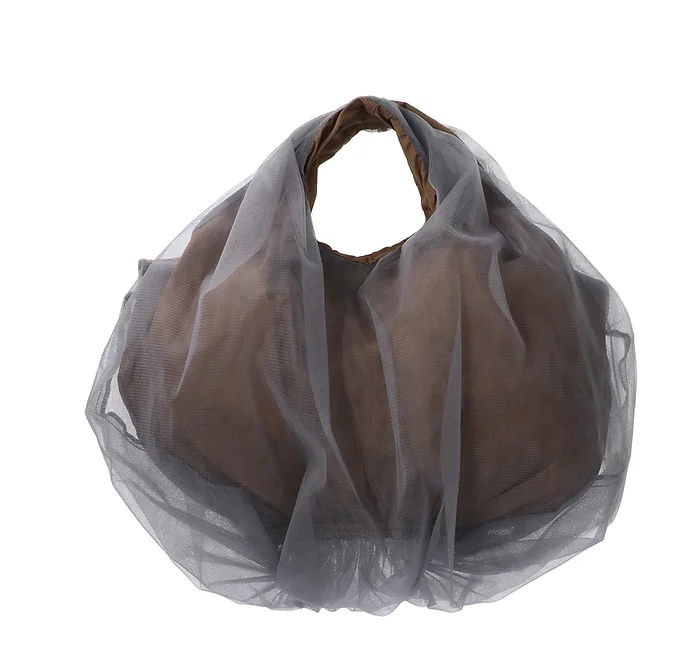 HELOYSEofficial's tweet photo. -balloon bag S-

 愛を持って抱き包む姿をデザインしたトートバック。こちらはSサイズ。

チュール素材とサイズをアップデート※した進化版。

チュールの中に浮かんだインナーバックが透けて見える様が

美しくファンタジーな印象です。

#heloyse #エロイーズ #sholderonlove #ハンドバッグ https://t.co/jKk8ON0aqX