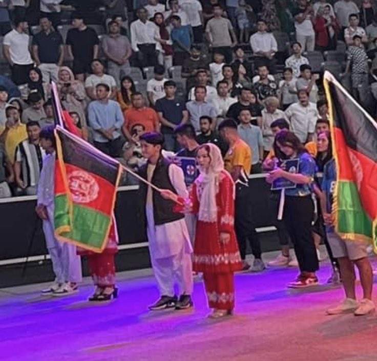 Hasanaliadalat's tweet photo. هزاره های کوینسلند استرالیا,خبر ندارند که در افغانستان بیرق وجود ندارد و در ارگ بیرق طالبان بلند است،بیرق شکست خورده و سرنگون شده را با مذاکره تسلیم طالبان کردند،اگر جرأت بلند کردن بیرق هزارستان را ندارید از بیرق استرالیا که شما را پناه داده است استفاده کنید.
#StopHazaraGenocide https://t.co/pDIHhjwejP