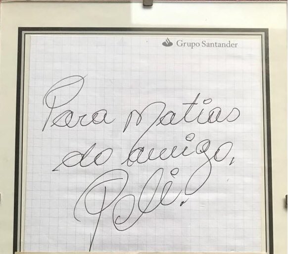 Hoy se fue el más grande, O Rei Pelé. <a href="/Pele/">Pelé</a> Tuve la oportunidad de conocerlo y conversar con él. Humilde y sencillo, como son los grandes. Me dio un autógrafo para mi hermano Matías. El cielo está de fiesta, ya que ahora los partidos los animarán el Diego y Pelé.