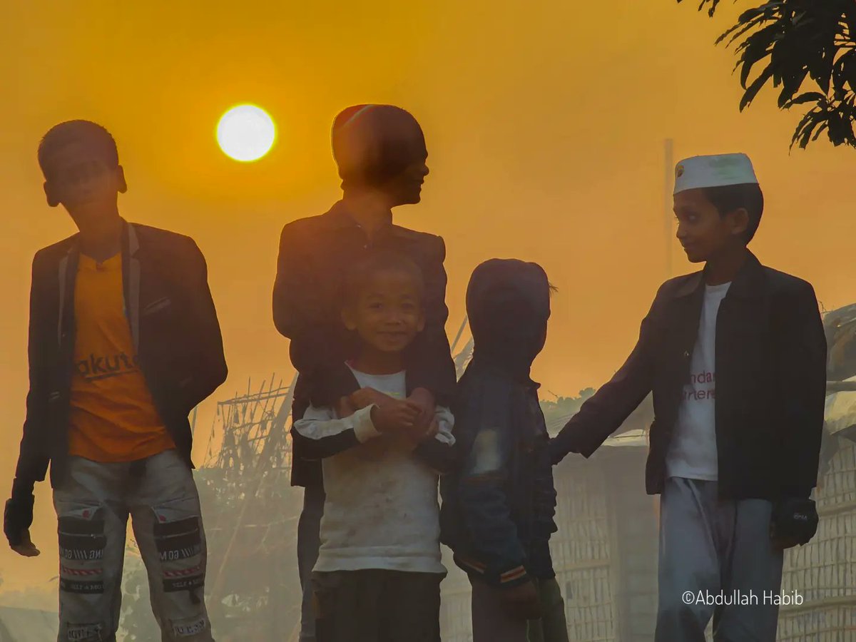 Abdulla_AH7's tweet photo. 1/3
A foggy morning in the world largest refugee camp with crazy kids~
#foggy #foggymorning #winter #refugees #kids #sunrise #campatreet #rohingya #rohingyamuslims #refugeelife #wintershooting #mobilephotography https://t.co/n9dRa2ZTIq