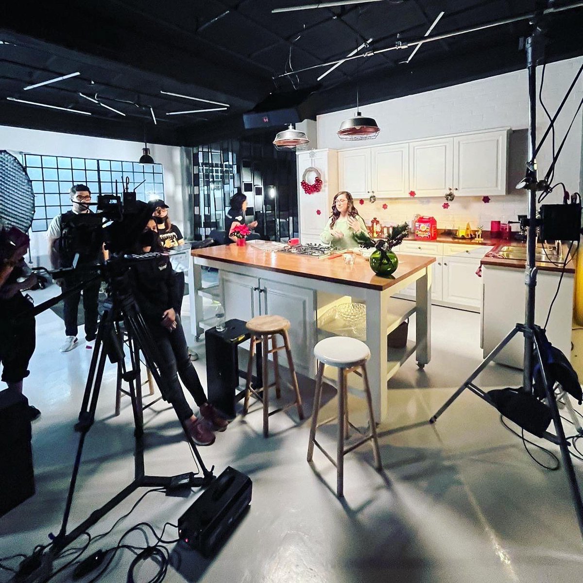 mikearciniega's tweet photo. 🎥🎬 Cerrar el año a tambor batiente. Un gusto terminar diciembre con esta filmación y crear bonitas ideas para un peli increíble: #UnVecinoGruñón.
Ahora en cines. #film #borntothink https://t.co/2Vw17eOuBr