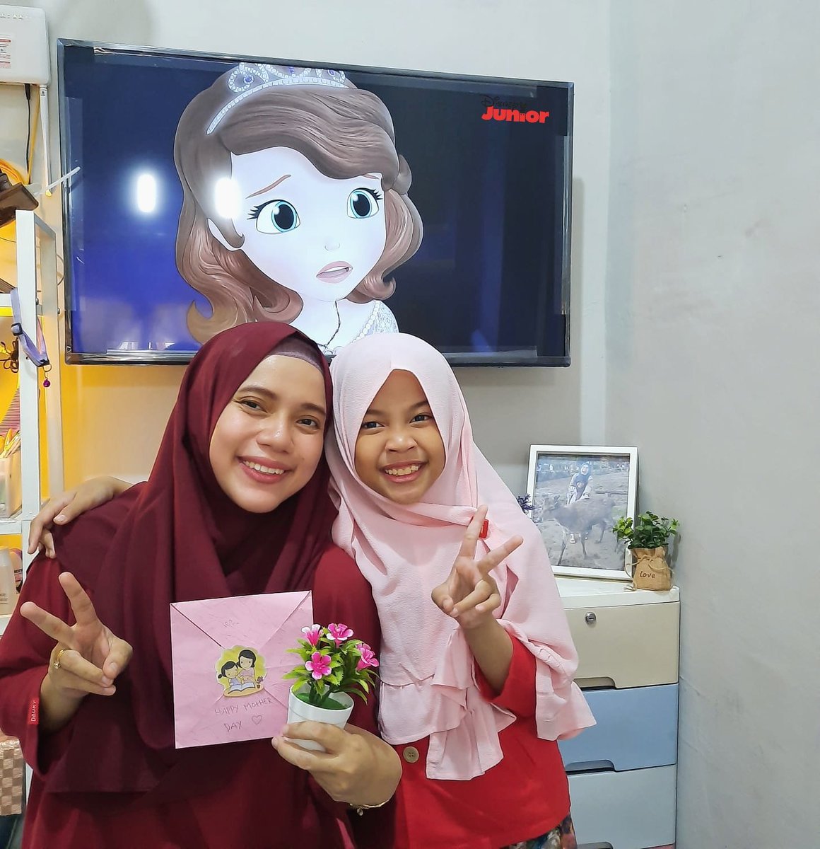 tarioctaria's tweet photo. #HariIbuBarengIndiHomeCare
Aku &amp; Ibu nonton Sophia the first,
anak yg santun pada orang tuanya.Selamat Hari Ibu ya🤗❤️
#BersamaIndiHome Aku bisa nonton byk acara seru walau tinggal di daerah terpencil
@IndiHomeCare  
@Rhanniey @NinikUlfawati @NaylaC6 @ririzky8 @teje_sarwanto https://t.co/5kNcLhtQe3