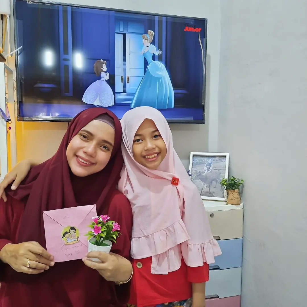tarioctaria's tweet photo. @IndiHomeCare #HariIbuBarengIndiHomeCare 
Aku &amp; Ibu nonton Sophia the first,
anak yg santun pada orang tuanya.Selamat Hari Ibu ya🤗❤️
#BersamaIndiHome Aku bisa nonton byk acara seru walau tinggal di daerah terpencil
@IndiHomeCare
@Rhanniey @NinikUlfawati @NaylaC6 @ririzky8 @teje_sarwanto https://t.co/KImcxZnigD