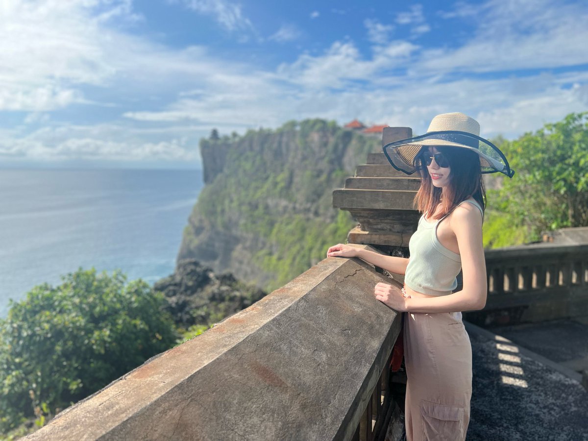 AvonCong's tweet photo. Happy time in Bali in October hhh #TwitFi https://t.co/4LG6ISZ1VL
