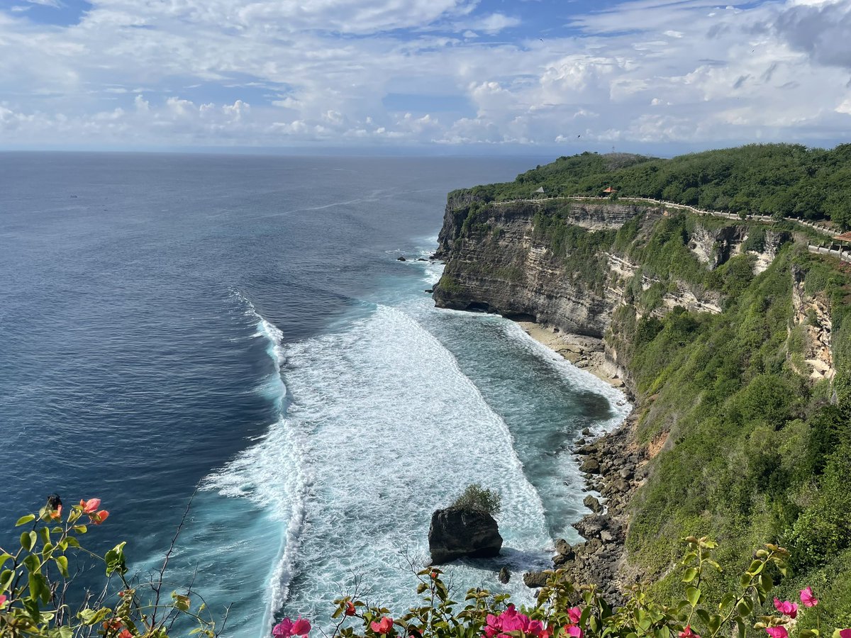 AvonCong's tweet photo. Happy time in Bali in October hhh #TwitFi https://t.co/4LG6ISZ1VL
