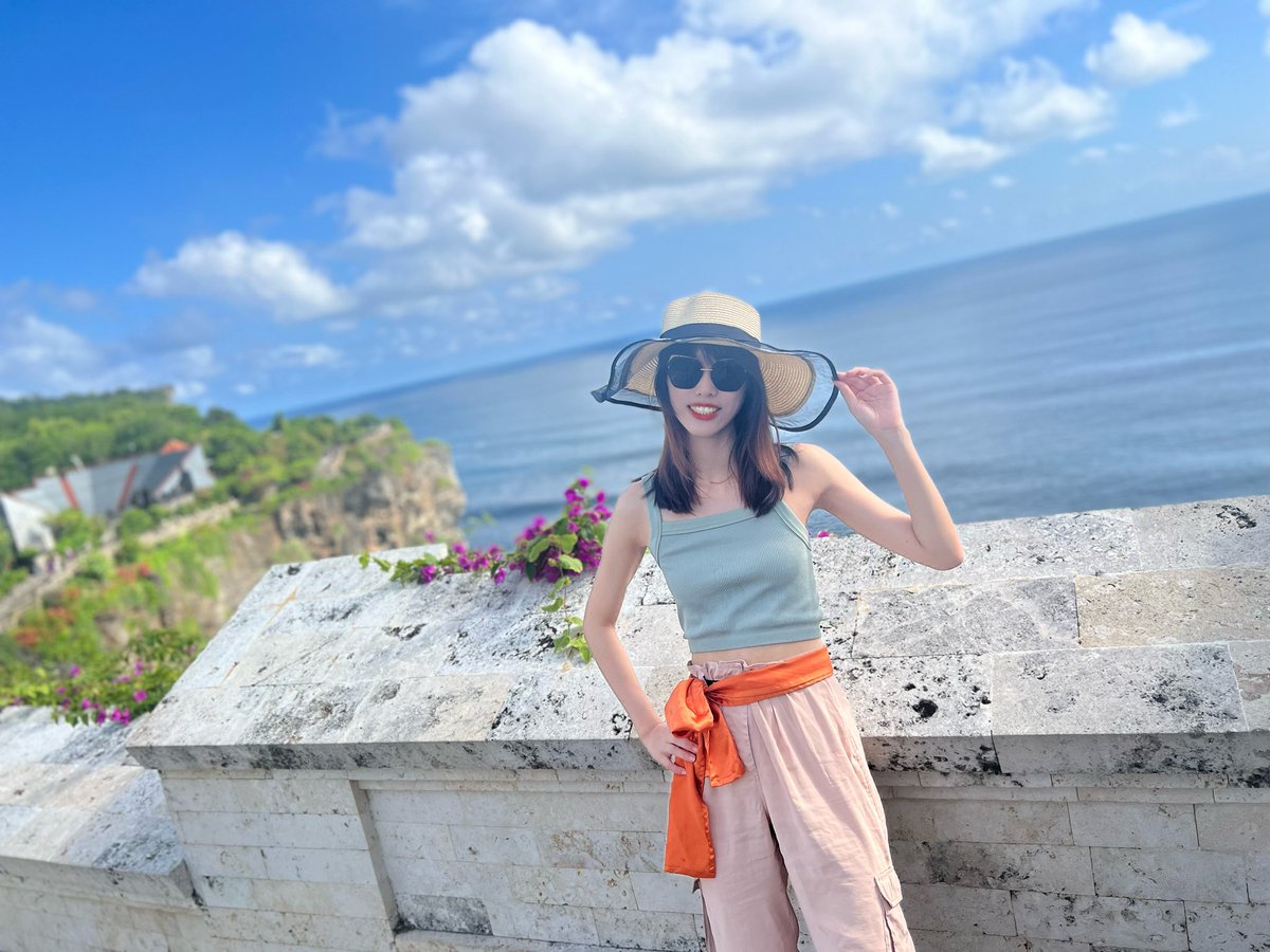 AvonCong's tweet photo. Happy time in Bali in October hhh #TwitFi https://t.co/4LG6ISZ1VL