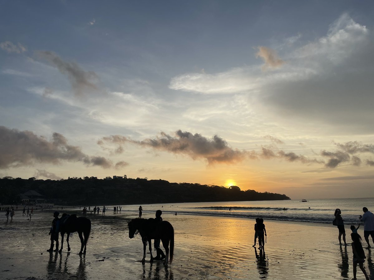 AvonCong's tweet photo. Happy time in Bali in October hhh #TwitFi https://t.co/4LG6ISZ1VL