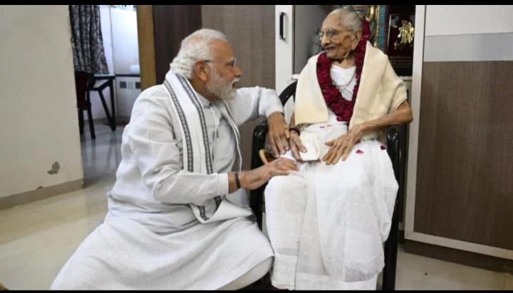 MotisinghU's tweet photo. देश के यशस्वी प्रधानमंत्री आदरणीय श्री नरेंद्र मोदी जी की पूज्य माता श्रीमती हीराबेन जी का निधन अत्यंत दुःखद है।
भगवान से प्रार्थना है कि पुण्यात्मा को अपने श्रीचरणों में स्थान दें,शोक की इस घड़ी में मा. प्रधानमंत्री जी, परिजनों, शुभचिंतकों व समर्थकों को संबल प्रदान करें।
ॐ शांति https://t.co/Uuc206vIE3