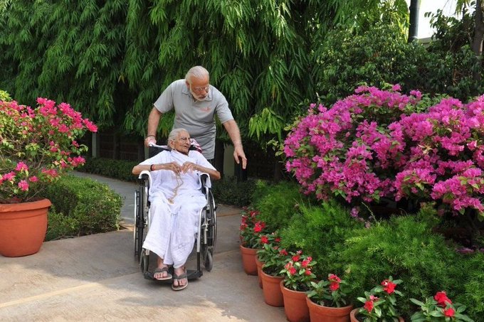 Anupam_Official's tweet photo. प्रधानमंत्री नरेंद्र मोदी की माता जी का हुआ निधन। 

ईश्वर दिवंगत आत्मा को अपने श्री चरणों में स्थान दें।

ॐ शान्ति। 🙏🙏

#NarendraModi #HIRABA https://t.co/0RlQ4Fewvs