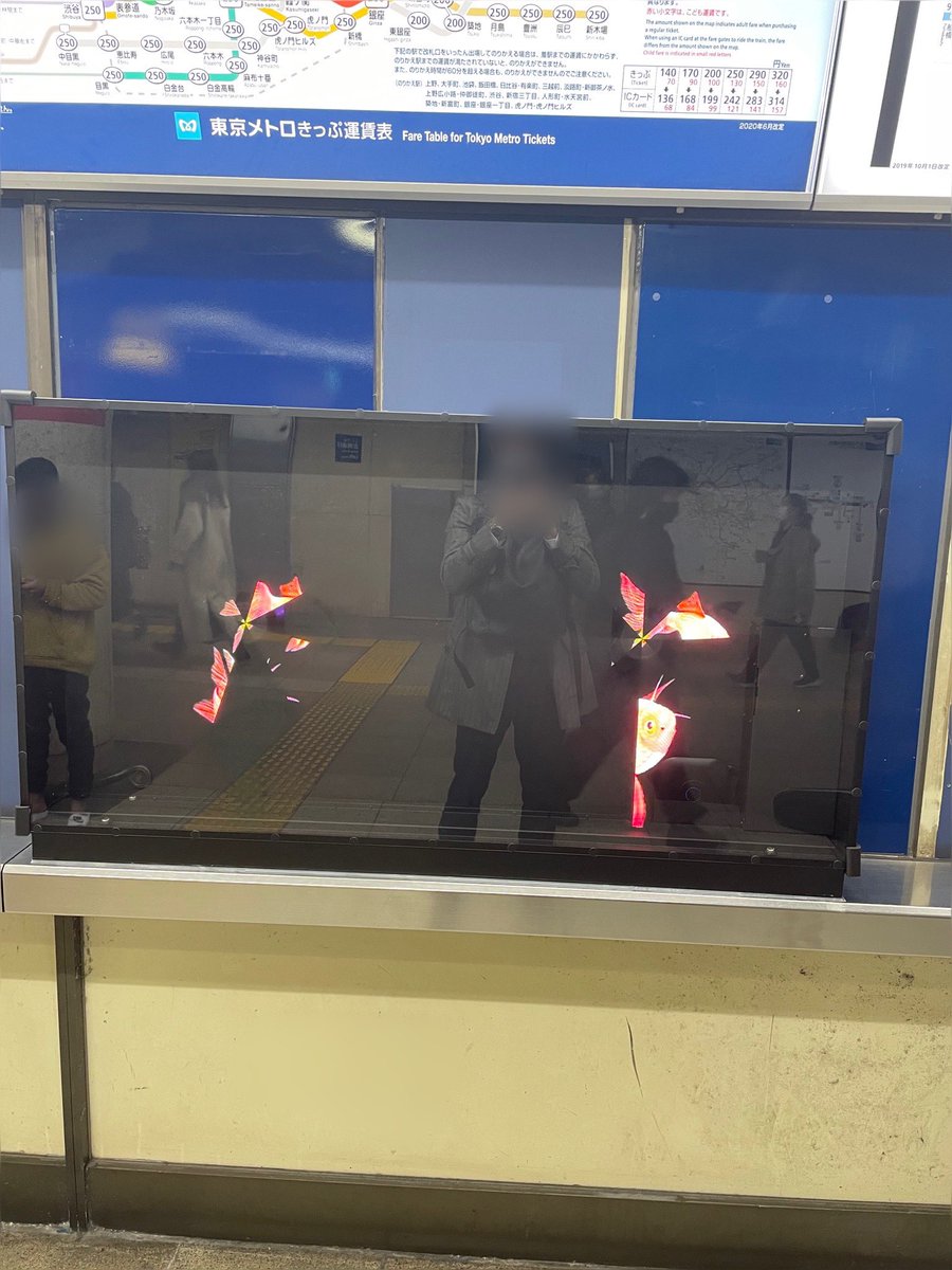 enas25820716's tweet photo. #アスカネット #aska3d 以外の #空中表示 , たまたまメトロで見つけた #3Dphantom です
ブレード回転による #3D 映像のため, 触れない＋見やすいように,前面は透明な板, 装置全体は黒背景のボックスです

元券売機置場にポン置きしたせいか, 3D表現の強みが活かせてない. 勿体無い
場所が悪いよ場所が- https://t.co/Tgo325aDmz
