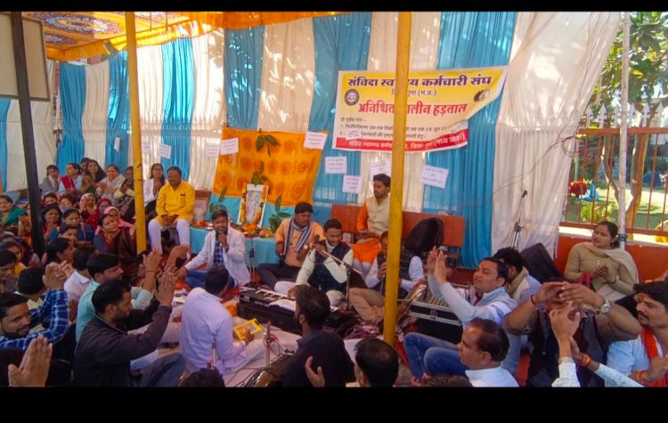 Vishnu_1744's tweet photo. #कब_सुनोगे_मामाजी
#कोरोना_योद्धा को नियमित कब करोगे मामाजी!
नही किसी से भीख मांगते
हम अपना अधिकार मांगते
15 दिन हो गये @ChouhanShivraj अब तो संज्ञान लें 
@narendramodi @JM_Scindia
@DrPRChoudhary
@OfficeOfKNath
@INCMP
@ZeeMPCG
@News18MP
@aajtak
@ndtvindia @mpbreakingnews https://t.co/0ZRhBNqB7f