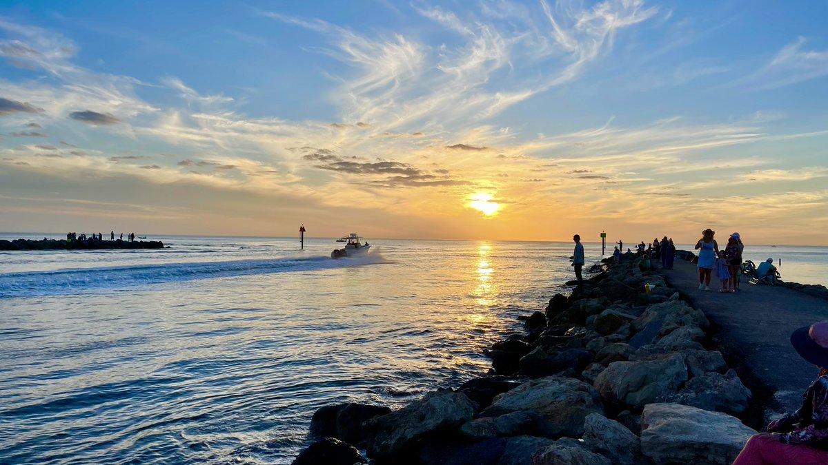EBeachcomber's tweet photo. Packed with holiday visitors. @PaulFox13 Thurs #sunset over the jetties in #Venice 📱Karen Blackford #welivehere #lovefl https://t.co/FCZvUcQujZ